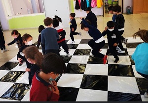 Bambini che giocano a scacchi